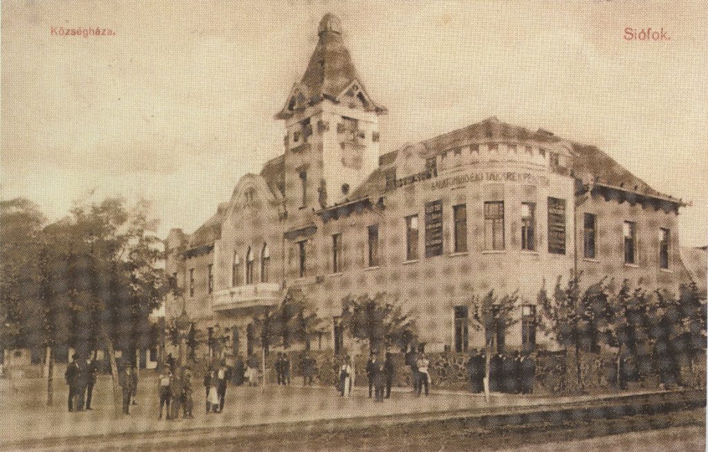 Községháza helyén cukrászda