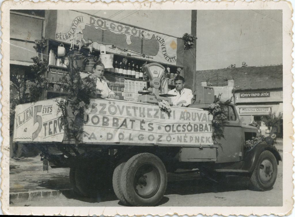 1950 es evek majus 1 je balatoni dolgozok szovetketete kocsija