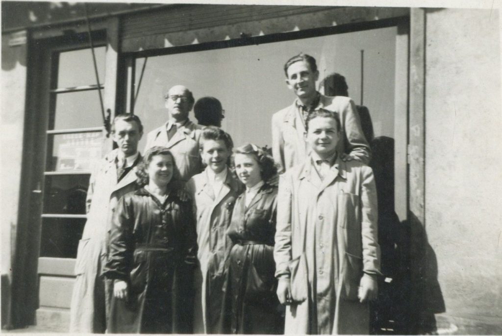 03.kucse Bacsi Boltja, Gutscher Ferenc,mets Laszlo, Meteraru Dolgozok Fo Utca1956.04.10.