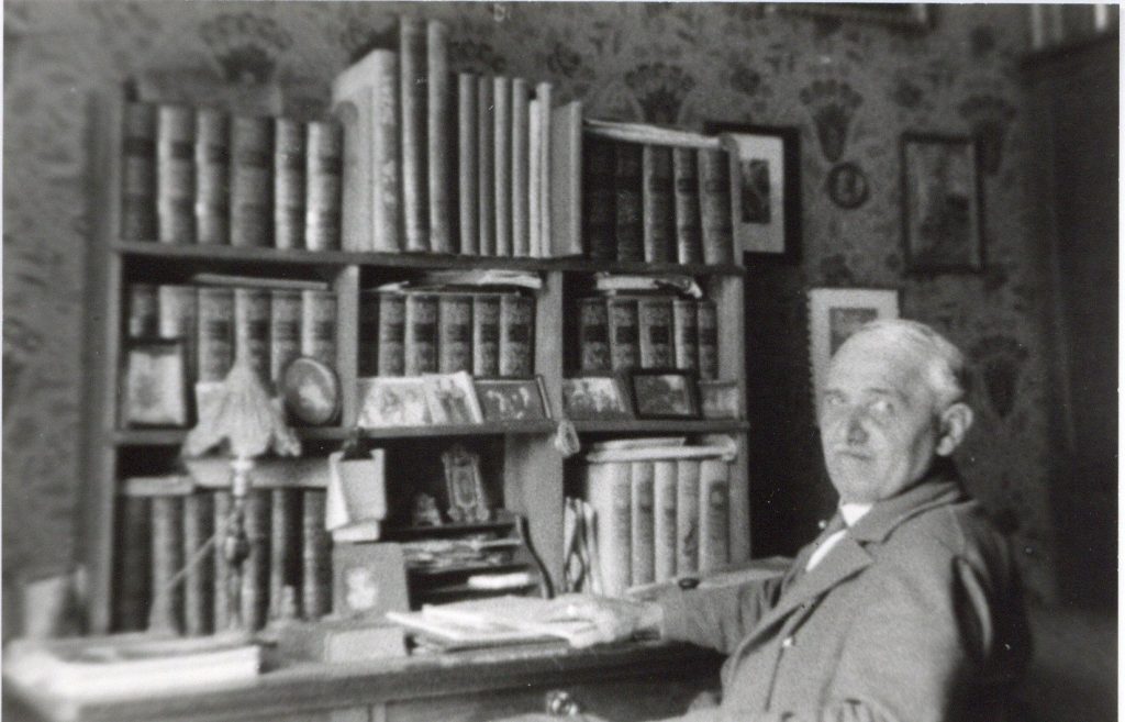 Kh 72.7 Morvay Zoltan 1875 1945 Iroasztalnal Marosvasarhelyen