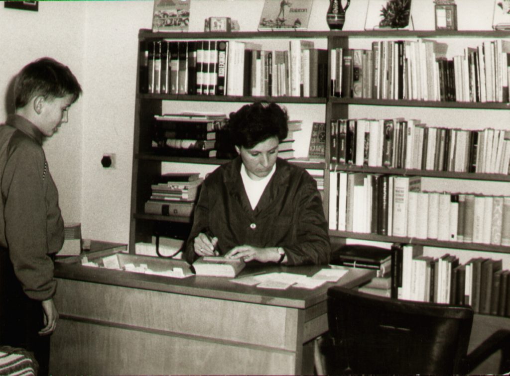 Kovacs Maria II.gyermekkonyvtaros 1969 ig, majd elkoltozott, utana jott Racz Belane