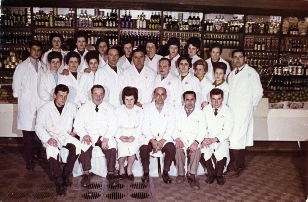 1970 Nagynepbolt dolgozoi Ukos Gyula Fogl Jozsef (1)