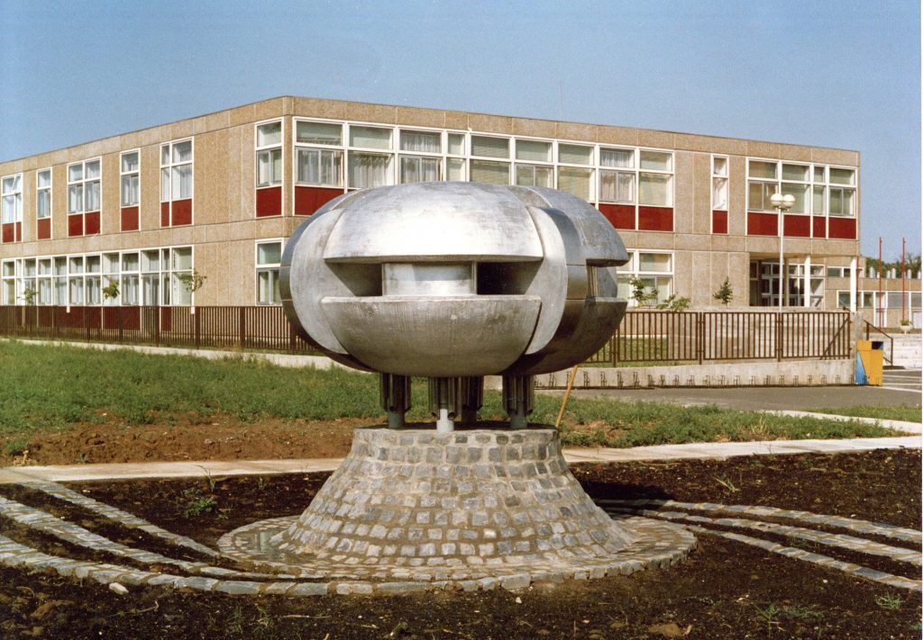 Krudy Szakkozep isk. Marosics Istvan UFO szobor