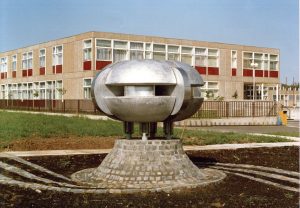 Krudy Szakkozep isk. Marosics Istvan UFO szobor